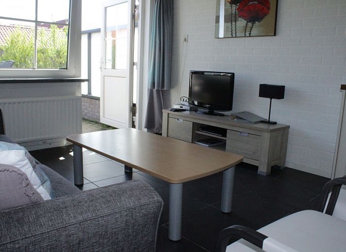 Gezellige zithoek in appartementenboerderij de Jong, Nes, Ameland, met uitzicht op de tuin.