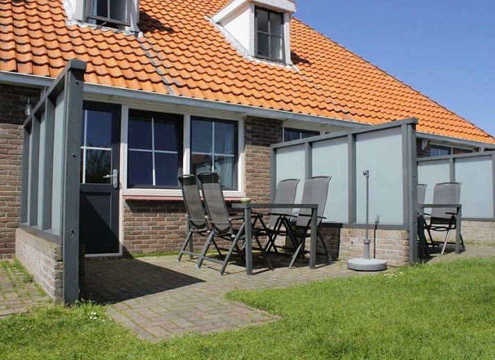 Gezellige zithoek in appartementenboerderij de Jong, Nes, Ameland, met uitzicht op de tuin.
