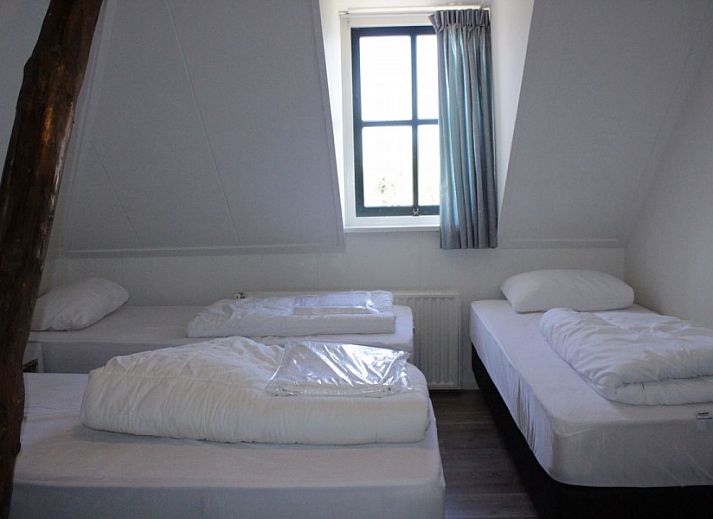 Gezellige zithoek in appartementenboerderij de Jong, Nes, Ameland, met uitzicht op de tuin.