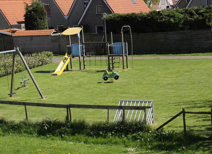 Gezellige zithoek in appartementenboerderij de Jong, Nes, Ameland, met uitzicht op de tuin.