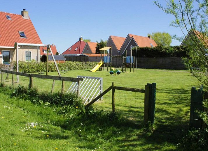 Moderne open keuken en eetruimte in appartementenboerderij de Jong, Nes, Ameland.