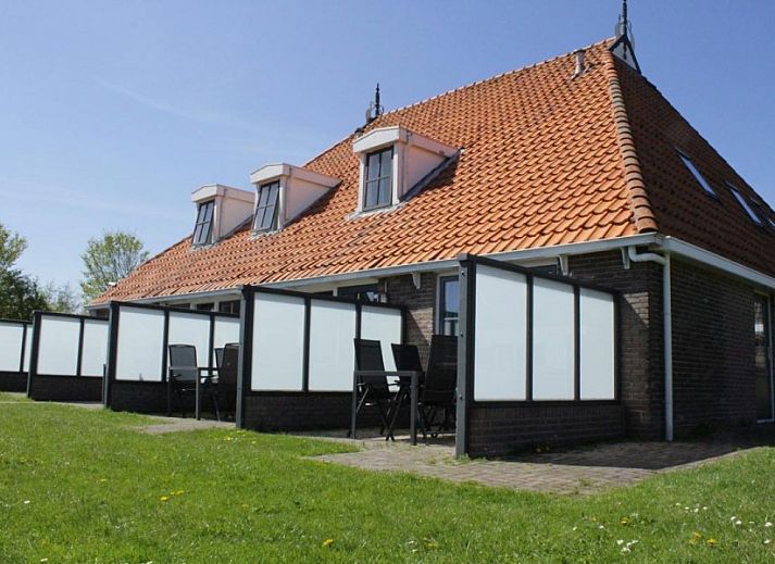 Moderne open keuken en eetruimte in appartementenboerderij de Jong, Nes, Ameland.