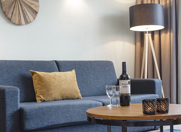 Cozy sitting area in Ameland State apartment in Nes, Ameland, overlooking green surroundings.