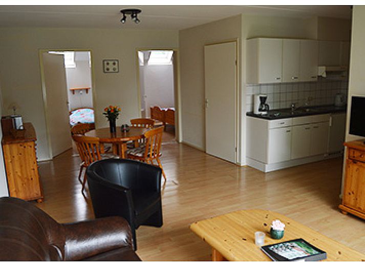 Appartementen-Annema in Nes, Ameland, bietet komfortable Ferienunterkuenfte mit einer sonnigen Terrasse und gruener Umgebung auf den Watteninseln.