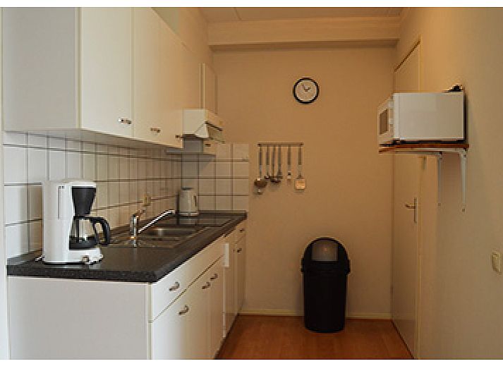 Appartementen-Annema in Nes, Ameland, bietet komfortable Ferienunterkuenfte mit einer sonnigen Terrasse und gruener Umgebung auf den Watteninseln.