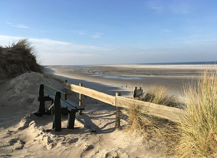 Gezellige zithoek met antieke kast in Campanula vakantiehuis, Ballum, Ameland, Waddeneilanden.