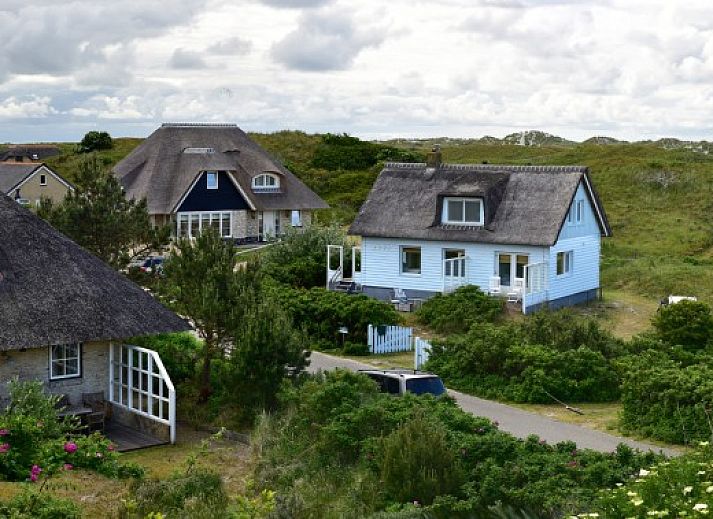 Cozy kitchen in vacation home Salt, Buren, Ameland overlooking the green dunes.