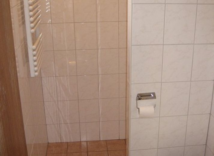 Cozy living room in Bungalow Margot, Nes, Ameland with comfortable seating.