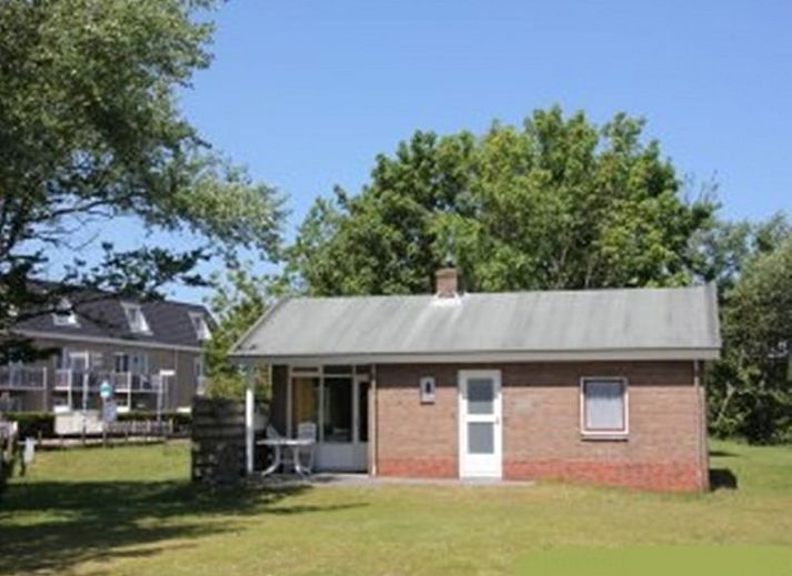 Cozy living room in Bungalow Margot, Nes, Ameland with comfortable seating.