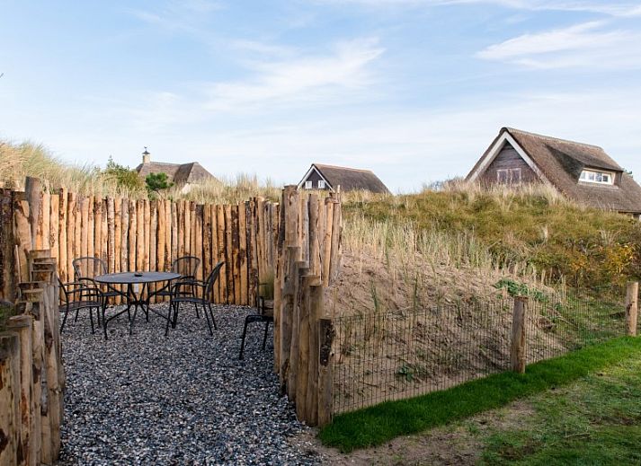 Terras van vakantiehuis Tureluur in Buren, Ameland omgeven door natuur.