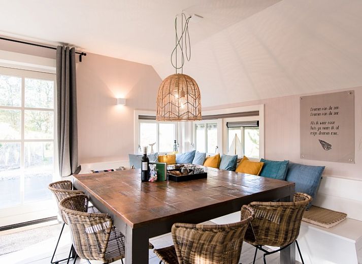 Terras van vakantiehuis Tureluur in Buren, Ameland omgeven door natuur.