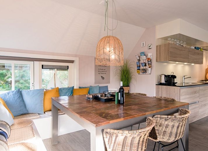 Terras van vakantiehuis Tureluur in Buren, Ameland omgeven door natuur.