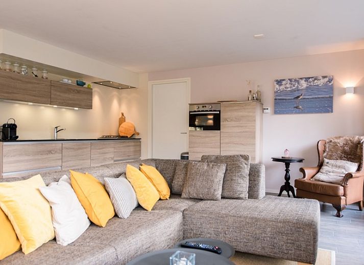 Terras van vakantiehuis Tureluur in Buren, Ameland omgeven door natuur.