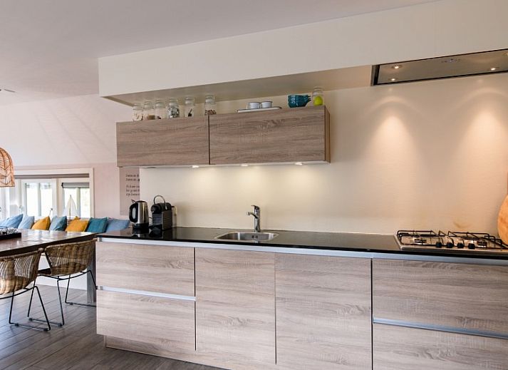 Terras van vakantiehuis Tureluur in Buren, Ameland omgeven door natuur.