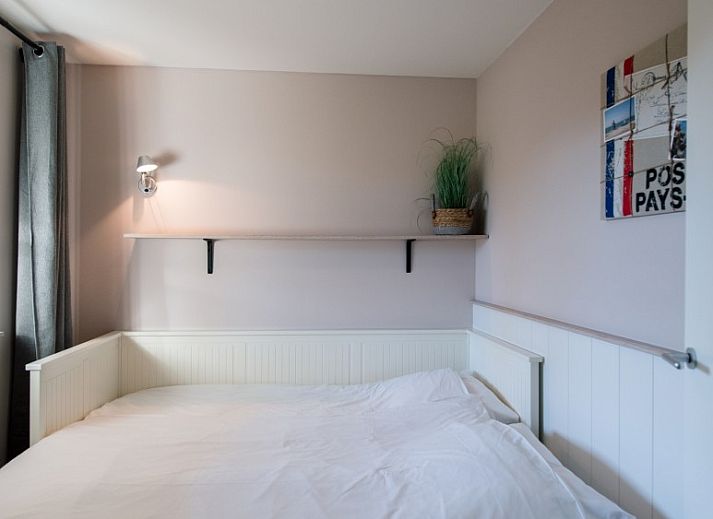 Veranda van Tureluur vakantiehuis in Buren, Ameland met picknicktafel.