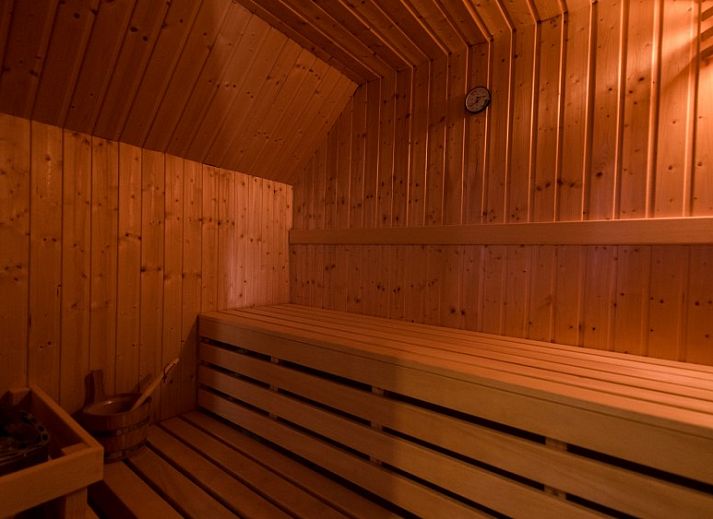 Veranda van Tureluur vakantiehuis in Buren, Ameland met picknicktafel.