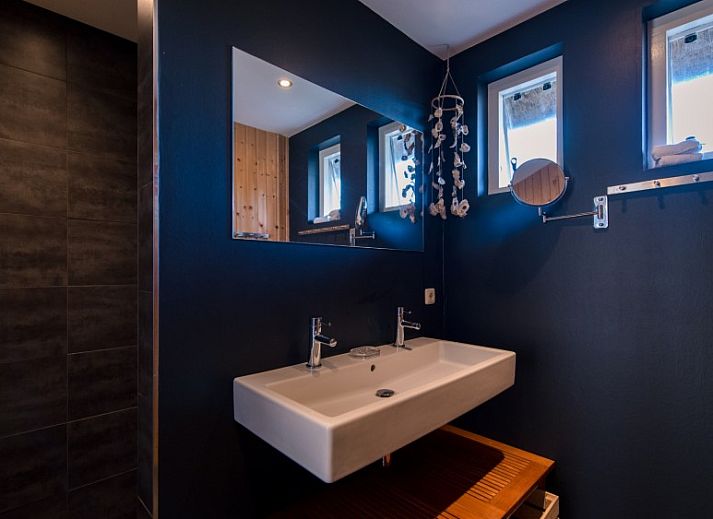 Veranda van Tureluur vakantiehuis in Buren, Ameland met picknicktafel.