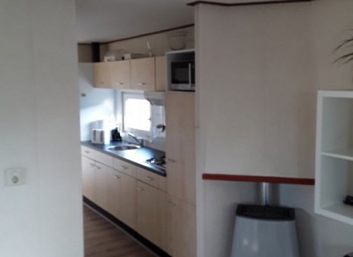 Zonnig terras van chalet Protter in Buren, Ameland, ideaal voor buiten dineren en ontspanning.