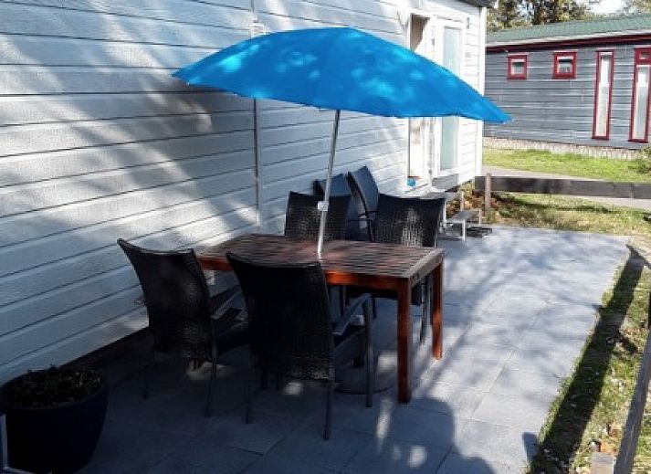 Modern binnenzwembad bij chalet Protter in Buren, Ameland, voor een verfrissende duik tijdens uw vakantie.
