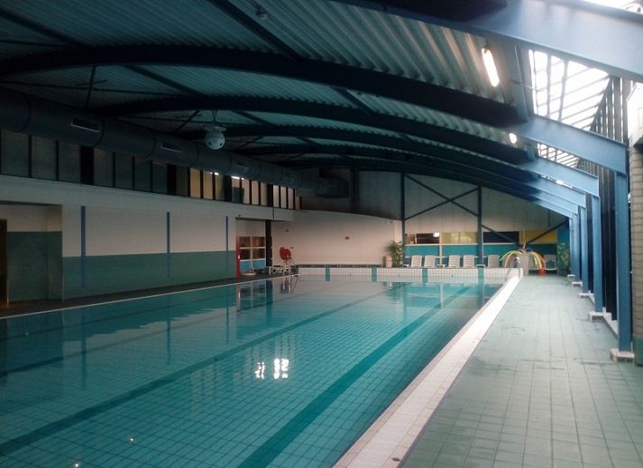 Ruim zwembad bij chalet Protter in Buren, Ameland, biedt plezier voor het hele gezin.