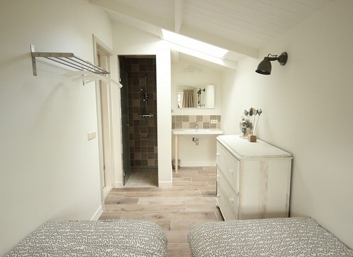 Cozy living room in Westhoek vacation home on Schiermonnikoog, Wadden Islands, with bright furnishings.