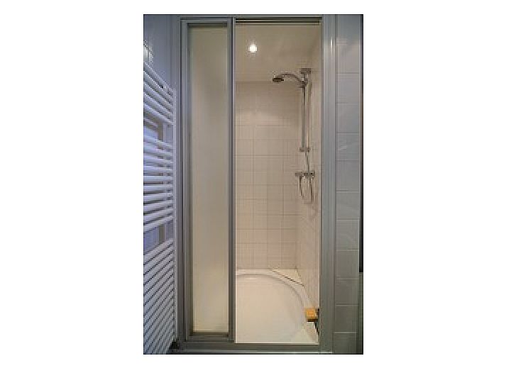 Gemtliches Wohnzimmer des Ferienhauses Huisje Schier auf Schiermonnikoog, Watteninseln, mit bequemer Sitzecke.