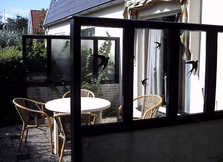 Gemtliches Wohnzimmer des Ferienhauses Huisje Schier auf Schiermonnikoog, Watteninseln, mit bequemer Sitzecke.