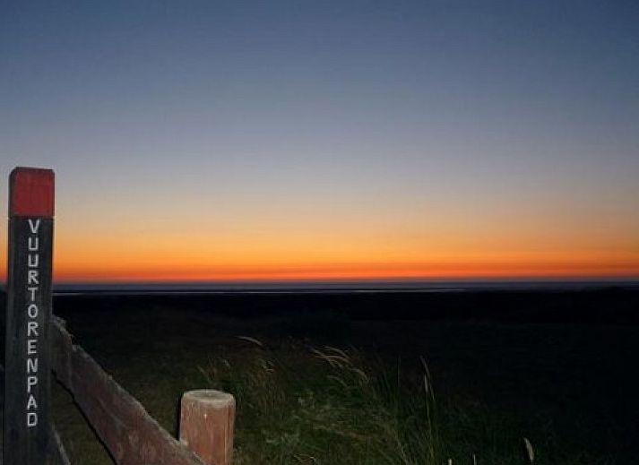 Gemtliches Wohnzimmer des Ferienhauses Huisje Schier auf Schiermonnikoog, Watteninseln, mit bequemer Sitzecke.