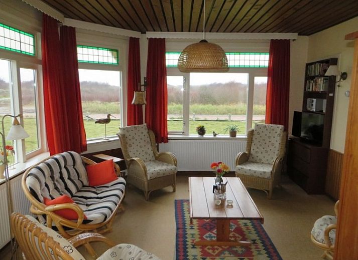 Zeerust Ferienhaus auf Schiermonnikoog mit Blick auf den Leuchtturm, umgeben von Natur auf den Watteninseln.
