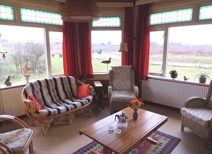 Zeerust Ferienhaus auf Schiermonnikoog mit Blick auf den Leuchtturm, umgeben von Natur auf den Watteninseln.