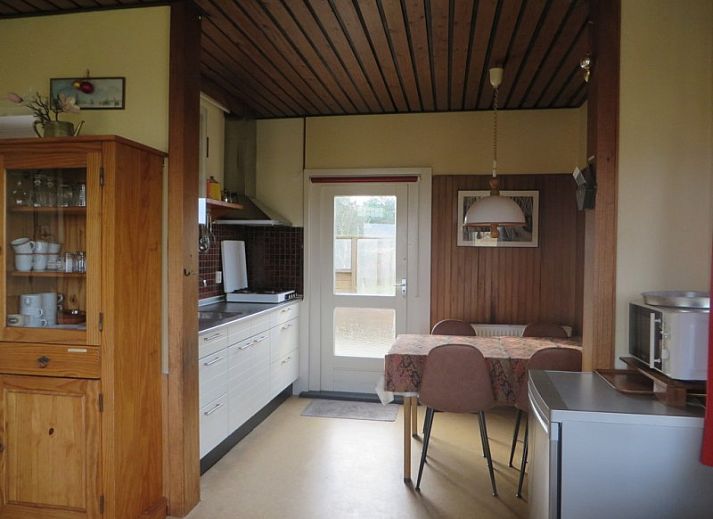 Zeerust Ferienhaus auf Schiermonnikoog mit Blick auf den Leuchtturm, umgeben von Natur auf den Watteninseln.