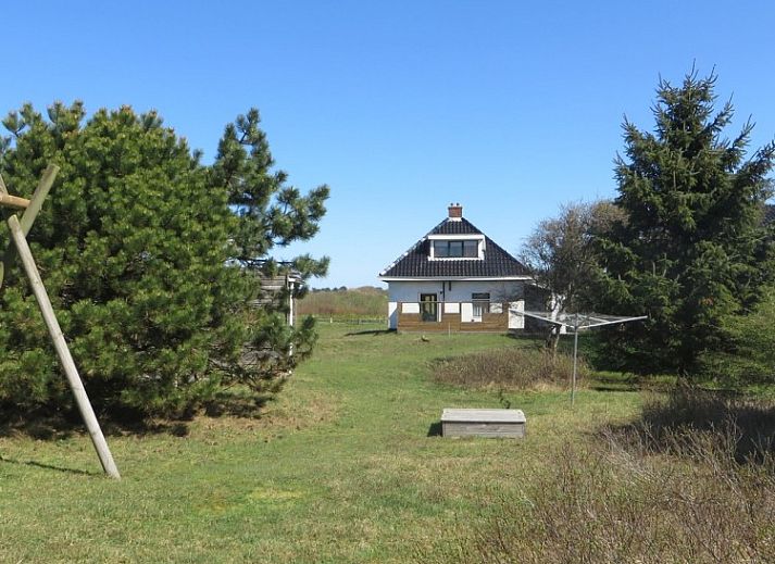 Zeerust Ferienhaus auf Schiermonnikoog mit Blick auf den Leuchtturm, umgeben von Natur auf den Watteninseln.