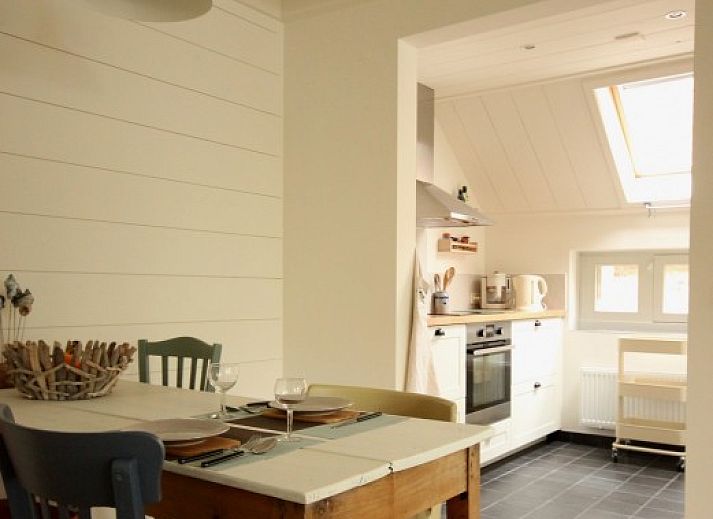 Opa's huis in Schiermonnikoog, een charmant vakantiehuis met besneeuwd dak tussen de natuur van de Waddeneilanden.