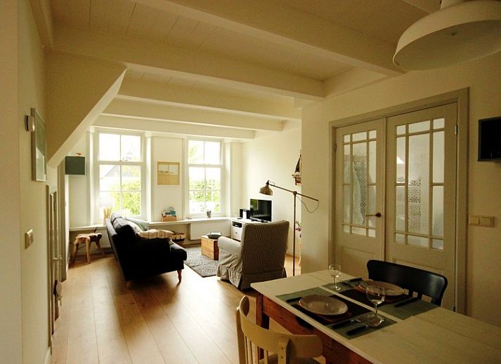 Opa's huis in Schiermonnikoog, een charmant vakantiehuis met besneeuwd dak tussen de natuur van de Waddeneilanden.