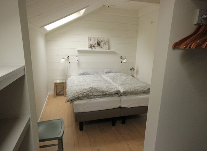 Opa's huis in Schiermonnikoog, een charmant vakantiehuis met besneeuwd dak tussen de natuur van de Waddeneilanden.