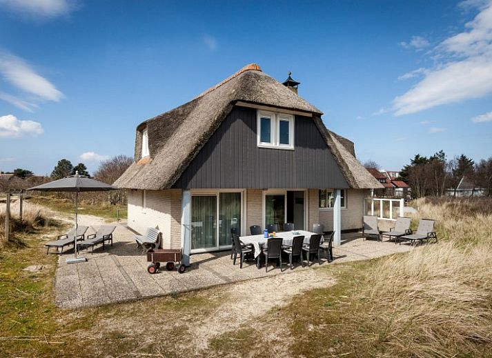 Villa Rietberg vakantiehuis met rieten dak in het groen op Schiermonnikoog, Waddeneilanden.