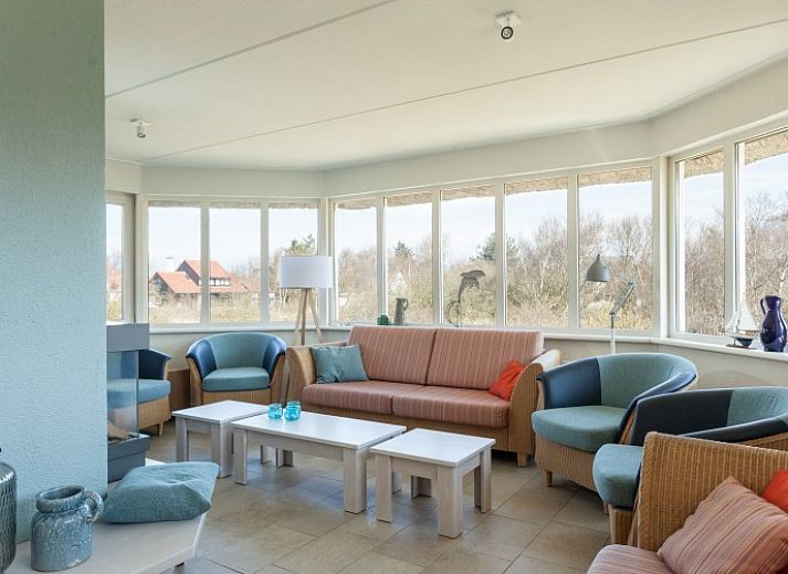 Villa Rietberg vakantiehuis met rieten dak in het groen op Schiermonnikoog, Waddeneilanden.