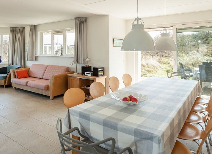 Villa Rietberg vakantiehuis met rieten dak in het groen op Schiermonnikoog, Waddeneilanden.