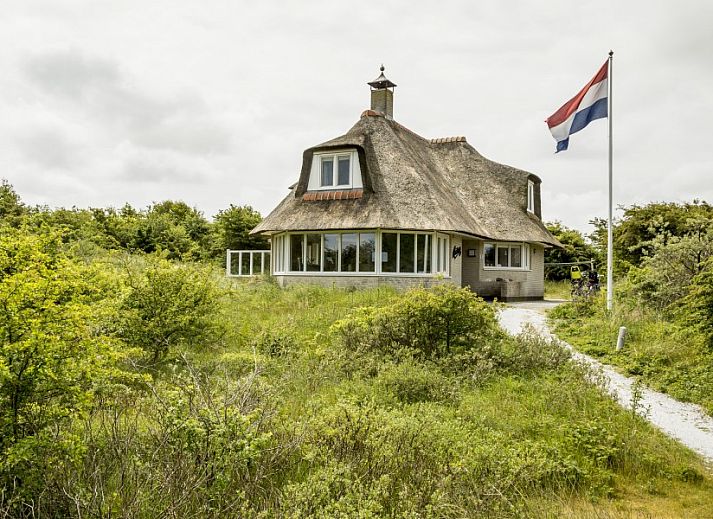 Gezellige woonkamer in Villa Rietberg, vakantiehuis op Schiermonnikoog met open haard.