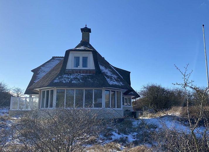 Gezellige woonkamer in Villa Rietberg, vakantiehuis op Schiermonnikoog met open haard.