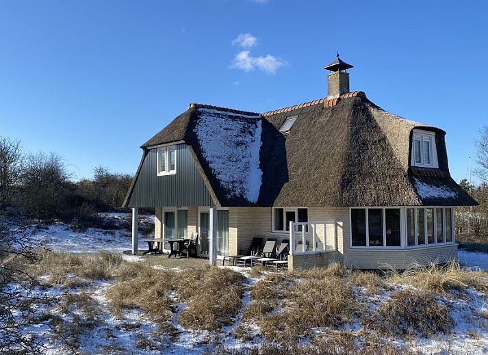 Gezellige woonkamer in Villa Rietberg, vakantiehuis op Schiermonnikoog met open haard.