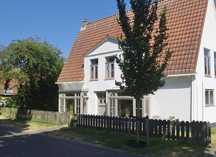 Klaver Vier vakantiehuis in Schiermonnikoog, omgeven door groen en rust op de Waddeneilanden.