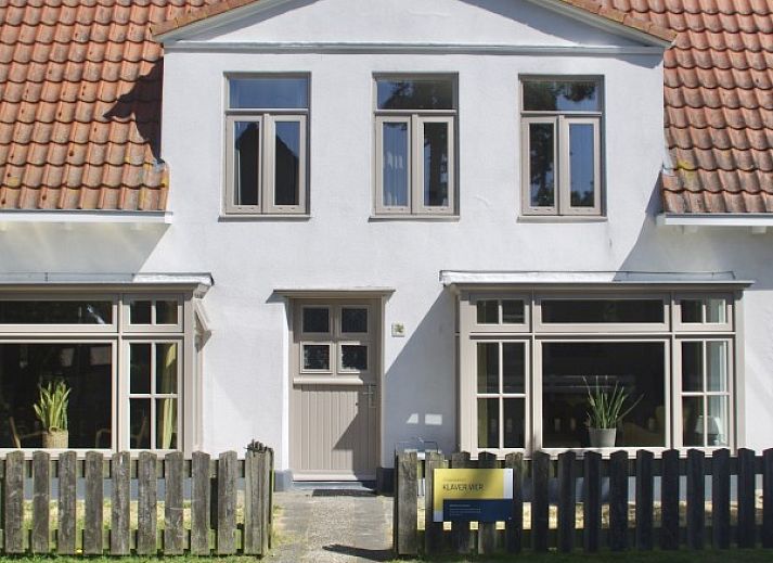 Klaver Vier vakantiehuis in Schiermonnikoog, omgeven door groen en rust op de Waddeneilanden.