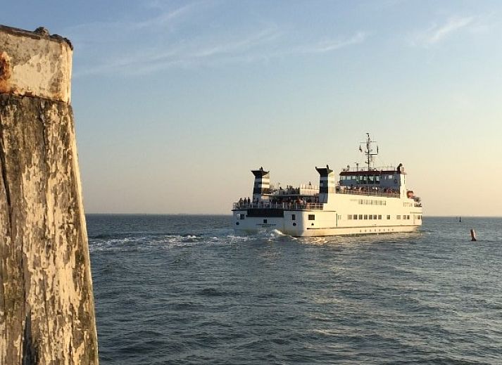 Lichte woonkamer in Klaver Vier vakantiehuis op Schiermonnikoog, met gezellige inrichting.