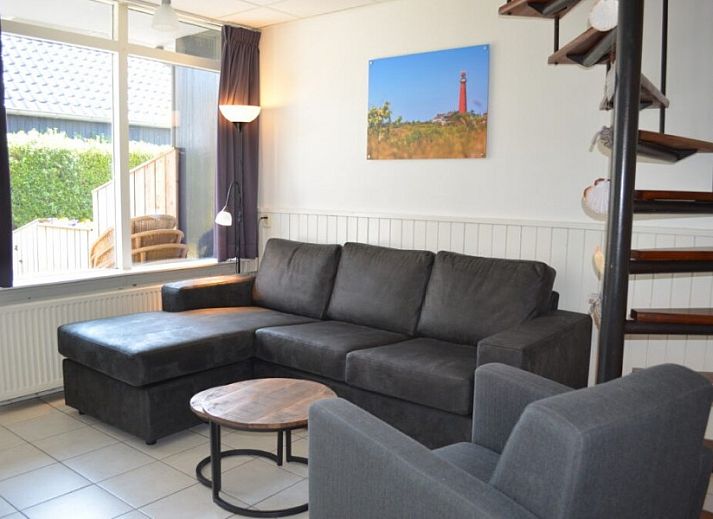 Gemuetlicher Innenraum in Boersma's Apartments, Schiermonnikoog, mit Blick auf die natuerliche Umgebung.