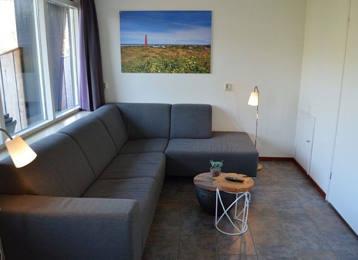 Gemuetlicher Innenraum in Boersma's Apartments, Schiermonnikoog, mit Blick auf die natuerliche Umgebung.