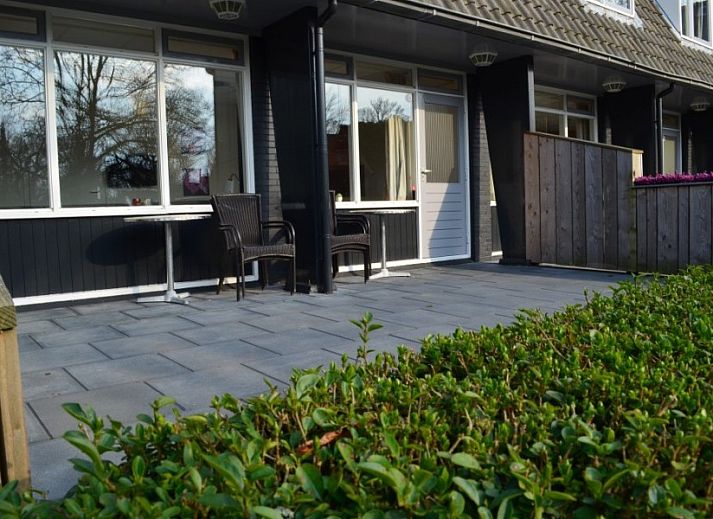 Gemuetlicher Innenraum in Boersma's Apartments, Schiermonnikoog, mit Blick auf die natuerliche Umgebung.