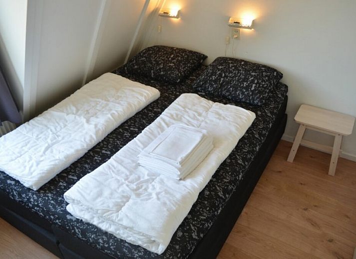 Gemuetlicher Innenraum in Boersma's Apartments, Schiermonnikoog, mit Blick auf die natuerliche Umgebung.