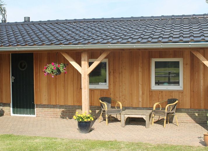 Geniet van de rust op de veranda van appartement Sterre in Schiermonnikoog, Waddeneilanden, met prachtig uitzicht en gezellige zitplek.