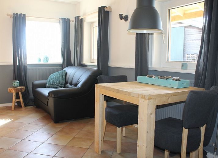 Geniet van de rust op de veranda van appartement Sterre in Schiermonnikoog, Waddeneilanden, met prachtig uitzicht en gezellige zitplek.